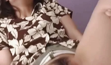સુંદર કાળા pornozile વાળ વાળી છોકરી સુંદર છોકરી છોકરી નું મુઠ મારવુ તેના ગુલાબી સ્નેચ
